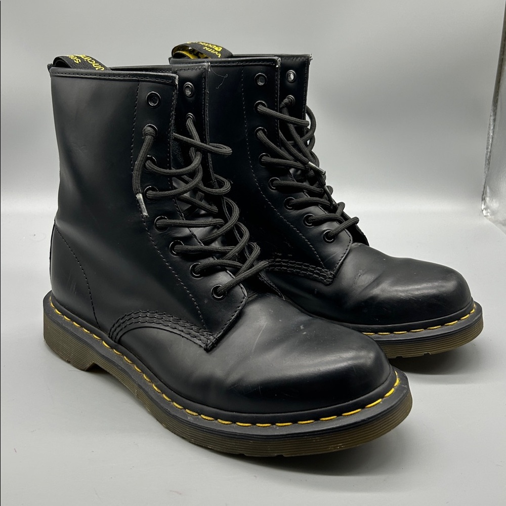 Like new Dr Martin AirWair 11821 Women Hi Leather Boots Black